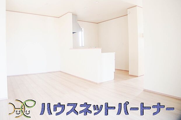 通風・採光に優れ、心地よい光と風が溢れています。 贅沢で豊かな居住性と、プライドを満たすクオリティが見事に調和した住空間。新築ならではの快適なひとときをご体感頂ける筈です。