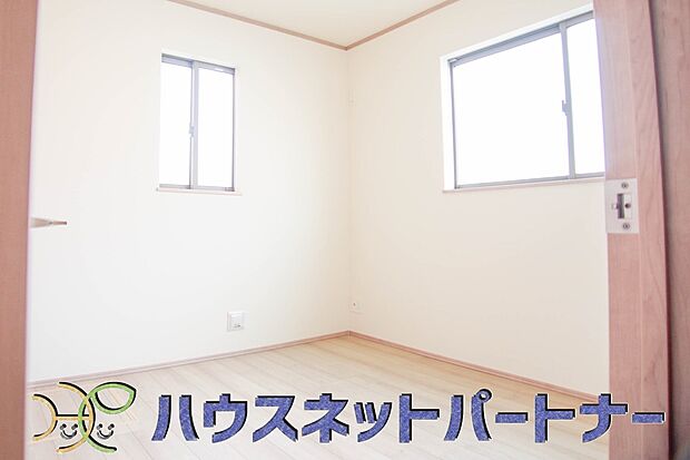 バルコニーに直接出入りできるお部屋です。ちょっと外の空気を吸いたい時や、ベランダでミニガーデニングなども楽しめそうです。