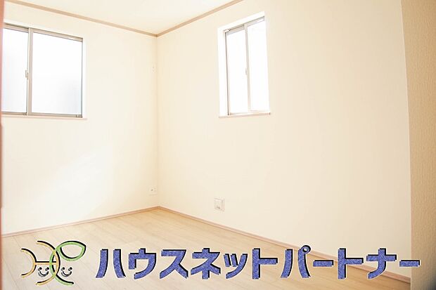 明るい窓のあるお部屋は子供部屋にぴったり。可愛い家具で素敵なお部屋に。