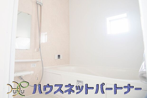 高級感溢れるカラーと大きさ・柔らかな曲線で構成された半身浴も楽しめるバスタブが心地よさをもたらします。