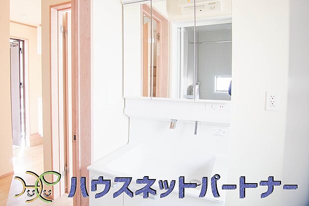 大きく見やすい三面鏡で清潔感ある洗面台は、身だしなみチェックや肌のお手入れに最適です。何かと物が増える場所だからこそ、スッキリと見映えの良い空間に拵えました。