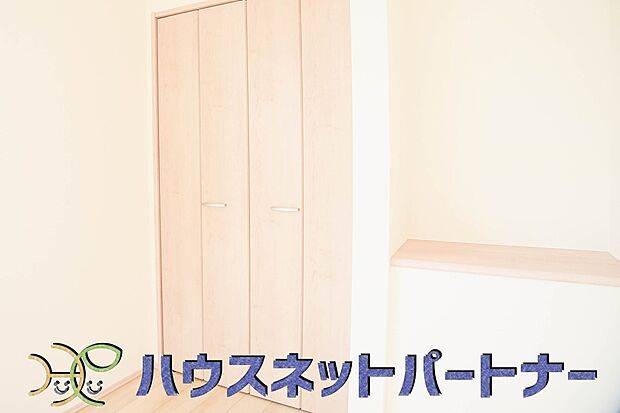 壁面クローゼットのメリットは、衣類が横一列に並ぶためひと目で洋服が選びやすいこと。衣類をたくさんお持ちの方も、限られたスペース内に無理なく収納することができます。