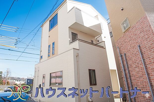 堂々たる趣ながら、主張し過ぎずどこか余裕を感じさせるシャープなフォルムで佇む邸宅は、晴天の空と照らし合わせる事で、本来あるべき完成形の姿を見せてくれます。