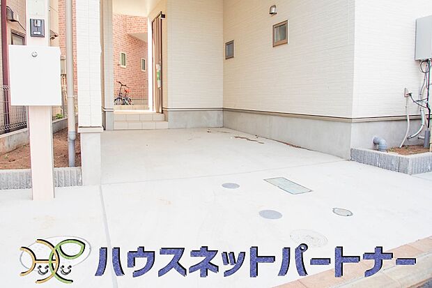 通勤や家族の送迎など、毎日の生活にマイカーが欠かせない方にとって駐車場は大事な条件。敷地内にカースペースがあれば、お出かけやお買い物の際の搬入出もらくらくです。