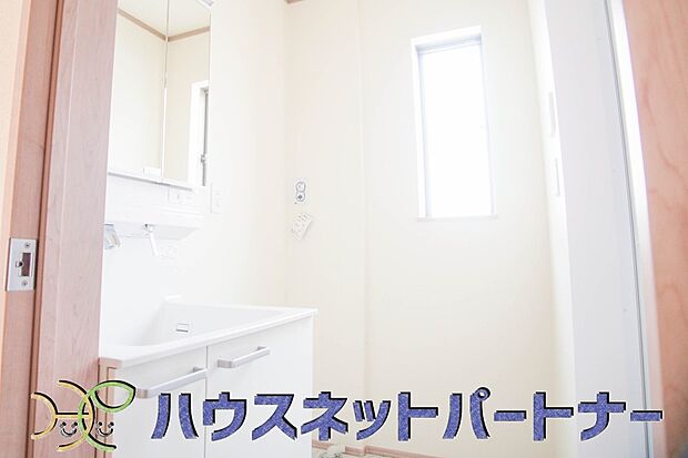 洗面室のある脱衣所は広々。脱いだお洋服をそのままお洗濯。