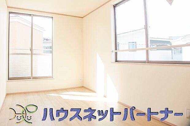 独立性を高めたお部屋。たっぷりの収納も配備しており、片付いた空間を現実出来そう。陽光も降り注ぐ明るく開放的な空間が魅力的。