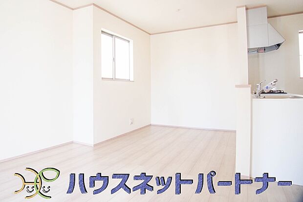 リビングは、食事スペースと寛げる場所設けてもまだ余裕の広さ。明るい光が照らしてくれます。