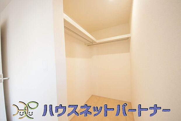 ウォークインクローゼットのメリットは、衣類の他、バッグやアクセサリーなど、身につけるものを一部屋に集めて管理できること。必要なときに見つけやすいです。