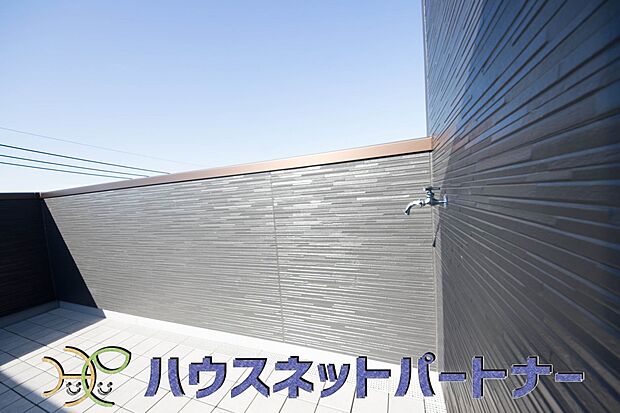 水栓付きバルコニー。ガーデニングの水やりや、バルコニーのお掃除の際に水栓があるととても便利。開放的なプライベート空間へ。