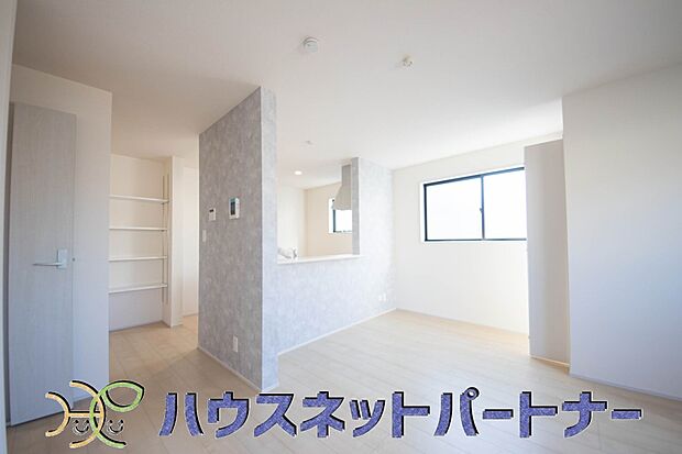 明るく開放的なダイニング。家族とのコミュニケーションが取りやすく、みんなの笑顔が溢れます。