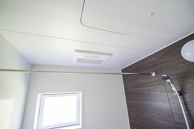 同仕様：【浴室乾燥機】 冬場にはヒヤッとしないように暖房機能、梅雨の時期には乾燥等、機能的で清潔感溢れる浴室。快適・清潔な空間で心も体もオフになる時間を楽しむことが可能です。