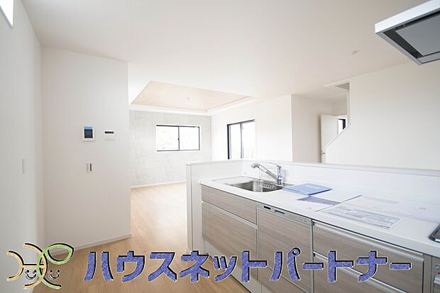 カウンターキッチンなら、リビングで遊ぶ子供の様子を見ながら料理ができるので安心です。料理を運んでもらったり、子供にお手伝いしてもらいやすいのもいいですね♪