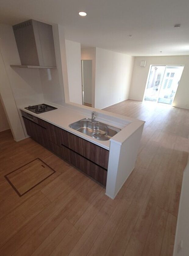 カウンターキッチンなら、リビングで遊ぶ子供の様子を見ながら料理ができるので安心です。料理を運んでもらったり、子供にお手伝いしてもらいやすいのもいいですね♪