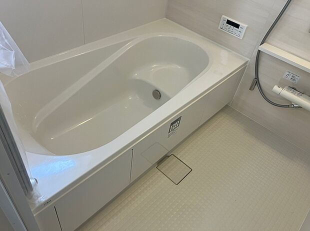 心地よいバスタイムを演出する浴室はゆとりあるサイズを採用。保温機能付き、汚れをはじく有機ガラス系の新素材を採用した浴室。美しく機能的な設備を採用。