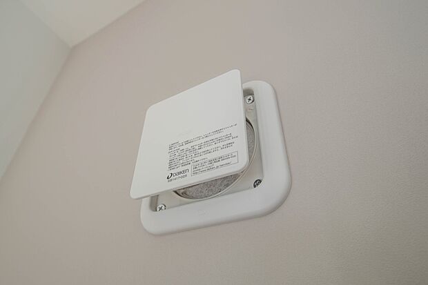 同仕様:【24時間換気システム】 家じゅうの空気が入れ替わるよう、ファンなどの器械を使って2時間に1回計画換気。24時間、常に新鮮な空気を維持するためのシステムです。