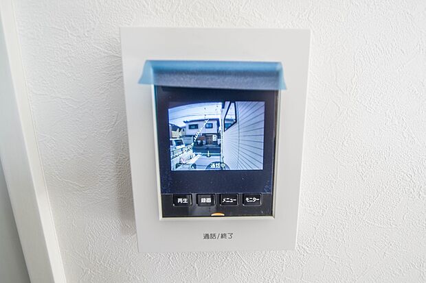 同仕様:【TVモニター付インターホン】 来訪者の様子を室内TVモニターでチェック。対応したくないセールスを断りやすく、子どもに留守番をさせるときも安心。不在時の来訪者を録画でき、犯罪抑止効果も期待でき