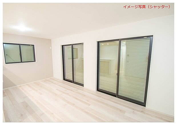 同仕様:【シャッター】 最近は特にセキュリティー意識が強くシャッターを希望されるお客様が多いです。