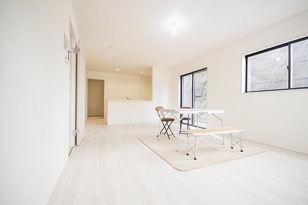 通風・採光に優れ、心地よい光と風が溢れています。 贅沢で豊かな居住性と、プライドを満たすクオリティが見事に調和した住空間。新築ならではの快適なひとときをご体感頂ける筈です。