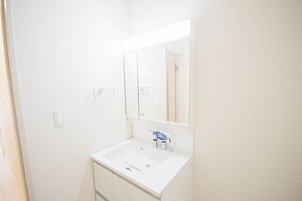 大きく見やすい三面鏡で清潔感ある洗面台は、身だしなみチェックや肌のお手入れに最適です。何かと物が増える場所だからこそ、スッキリと見映えの良い空間に拵えました。