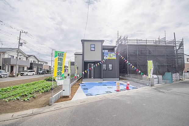 街に溶け合う美しい景観と、採光や風通しを考えて設計された間取り。近隣の視線を考え調整した窓位置など、外観だけでなく、住まうご家族の心地よさを最優先しました。