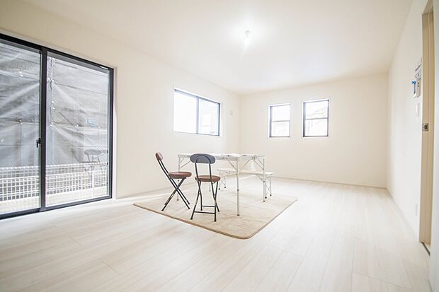 明るく開放的なダイニング。家族とのコミュニケーションが取りやすく、みんなの笑顔が溢れます