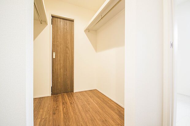 たくさんの洋服をかけてもシワになりにくいウォークインクローゼット。洋服以外にも、普段使わない家電やスーツケース、ストック品など何でも片付く嬉しい空間です。