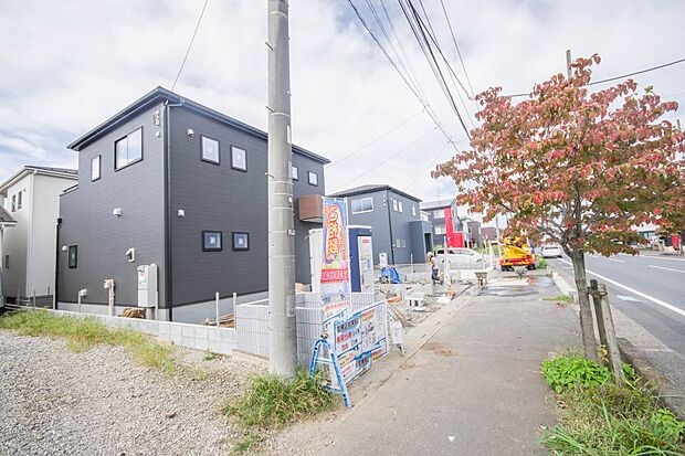 街に溶け合う美しい景観と、採光や風通しを考えて設計された間取り。近隣の視線を考え調整した窓位置など、外観だけでなく、住まうご家族の心地よさを最優先しました。