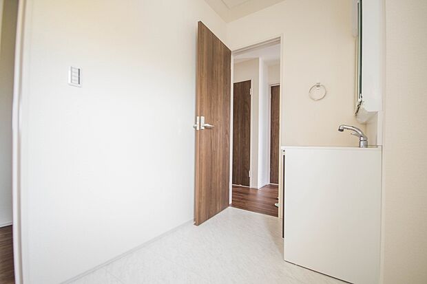 毎日使う洗濯機。しっかりと奥行きのある置き場が確保されています。