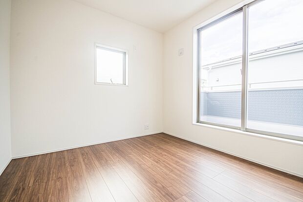 独立性を高めたお部屋。たっぷりの収納も配備しており、片付いた空間を現実出来そう。陽光も降り注ぐ明るく開放的な空間が魅力的。