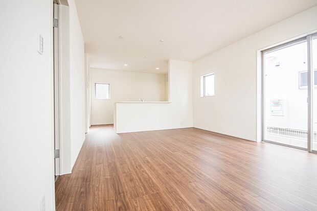 通風・採光に優れ、心地よい光と風が溢れています。 贅沢で豊かな居住性と、プライドを満たすクオリティが見事に調和した住空間。新築ならではの快適なひとときをご体感頂ける筈です。