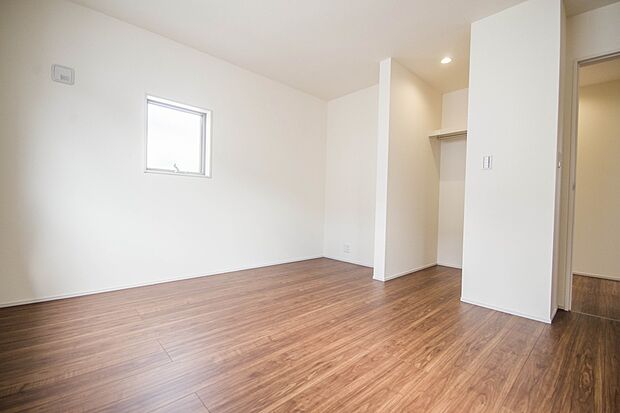 バルコニーに直接出入りできるお部屋です。ちょっと外の空気を吸いたい時や、ベランダでミニガーデニングなども楽しめそうです。