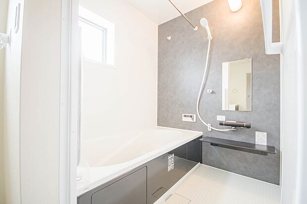 高級感溢れるカラーと大きさ・柔らかな曲線で構成された半身浴も楽しめるバスタブが心地よさをもたらします。