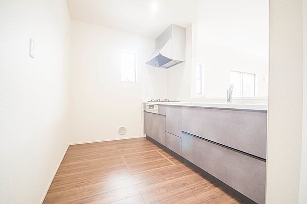 カウンターキッチンなら、リビングで遊ぶ子供の様子を見ながら料理ができるので安心です。料理を運んでもらったり、子供にお手伝いしてもらいやすいのもいいですね♪