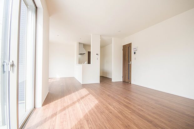 通風・採光に優れ、心地よい光と風が溢れています。 贅沢で豊かな居住性と、プライドを満たすクオリティが見事に調和した住空間。新築ならではの快適なひとときをご体感頂ける筈です。