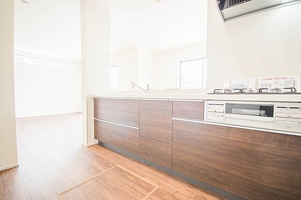 三口コンロで料理の幅を拡げてくれる使いやすいシステムキッチンを採用。洗い場も大きいので野菜や食器を洗ったりする際にも捗り、奥様の強い味方となってくれるはずです。