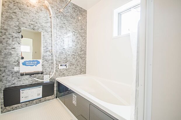 高級感溢れるカラーと大きさ・柔らかな曲線で構成された半身浴も楽しめるバスタブが心地よさをもたらします。