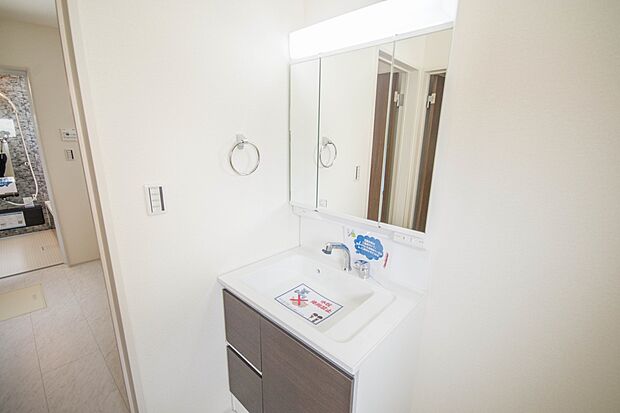 大きく見やすい三面鏡で清潔感ある洗面台は、身だしなみチェックや肌のお手入れに最適です。何かと物が増える場所だからこそ、スッキリと見映えの良い空間に拵えました。