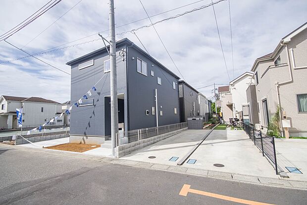 街に溶け合う美しい景観と、採光や風通しを考えて設計された間取り。近隣の視線を考え調整した窓位置など、外観だけでなく、住まうご家族の心地よさを最優先しました。