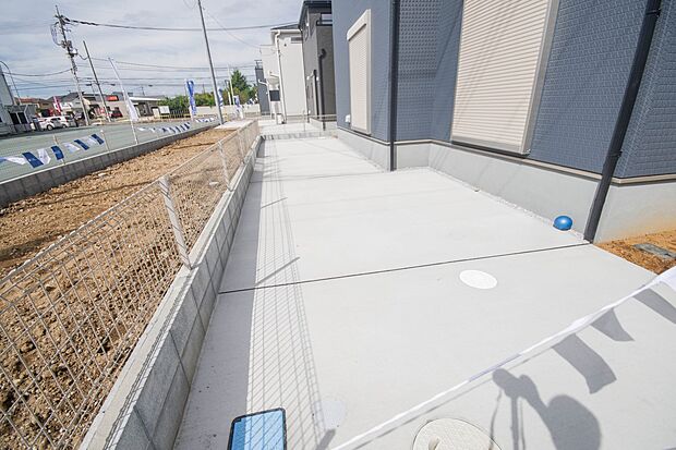 通勤や家族の送迎など、毎日の生活にマイカーが欠かせない方にとって駐車場は大事な条件。敷地内にカースペースがあれば、お出かけやお買い物の際の搬入出もらくらくです。