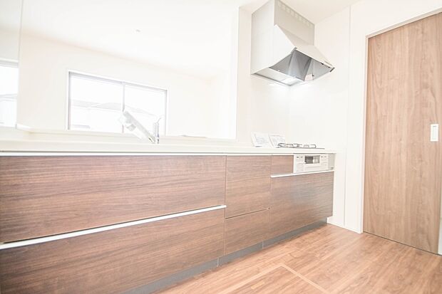 カウンターキッチンなら、リビングで遊ぶ子供の様子を見ながら料理ができるので安心です。料理を運んでもらったり、子供にお手伝いしてもらいやすいのもいいですね♪