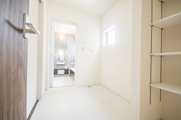 洗面室のある脱衣所は広々。脱いだお洋服をそのままお洗濯。