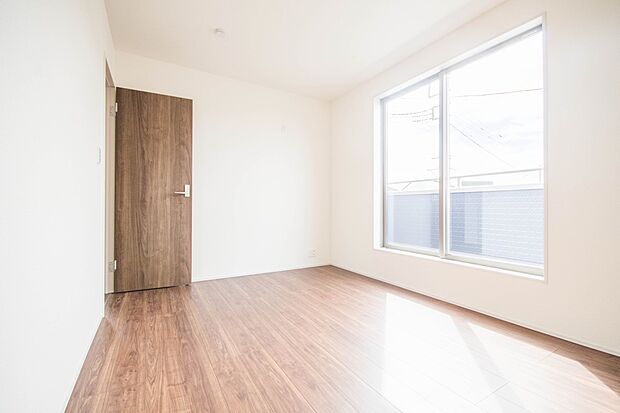 バルコニーに直接出入りできるお部屋です。ちょっと外の空気を吸いたい時や、ベランダでミニガーデニングなども楽しめそうです。