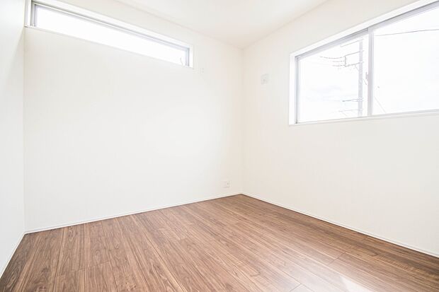 明るい窓のあるお部屋は子供部屋にぴったり。可愛い家具で素敵なお部屋に。