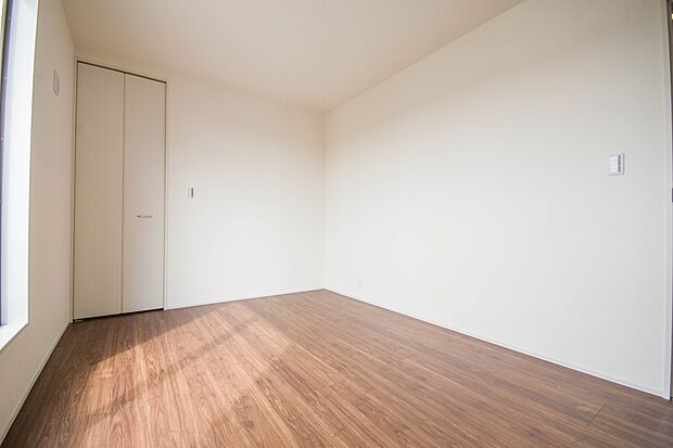 独立性を高めたお部屋。たっぷりの収納も配備しており、片付いた空間を現実出来そう。陽光も降り注ぐ明るく開放的な空間が魅力的。