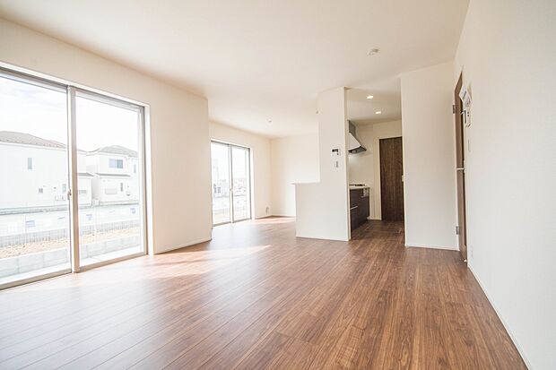 リビングは、食事スペースと寛げる場所設けてもまだ余裕の広さ。明るい光が照らしてくれます。