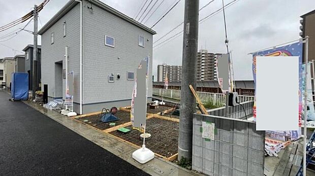 ゆったりとした駐車スペースを確保いたしましたので、大きめのお車でも駐車可能です。自転車やバイクなど、ゆとりのある敷地で置き場所に困ることはないでしょう。