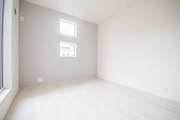 バルコニーに直接出入りできるお部屋です。ちょっと外の空気を吸いたい時や、ベランダでミニガーデニングなども楽しめそうです。