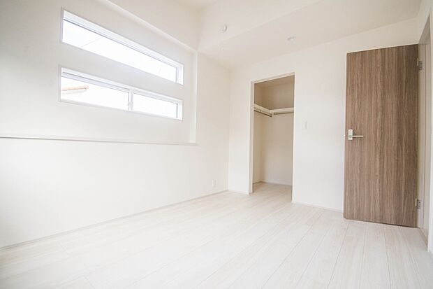 明るい窓のあるお部屋は子供部屋にぴったり。可愛い家具で素敵なお部屋に。