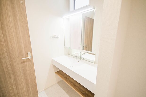 大きく見やすい三面鏡で清潔感ある洗面台は、身だしなみチェックや肌のお手入れに最適です。何かと物が増える場所だからこそ、スッキリと見映えの良い空間に拵えました。