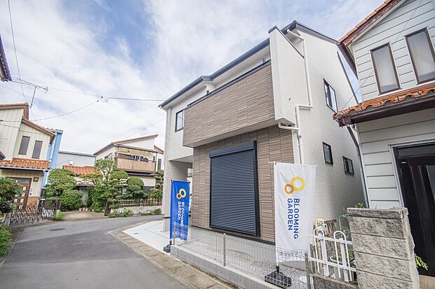 前面道路の日当たりの良い明るいお家。